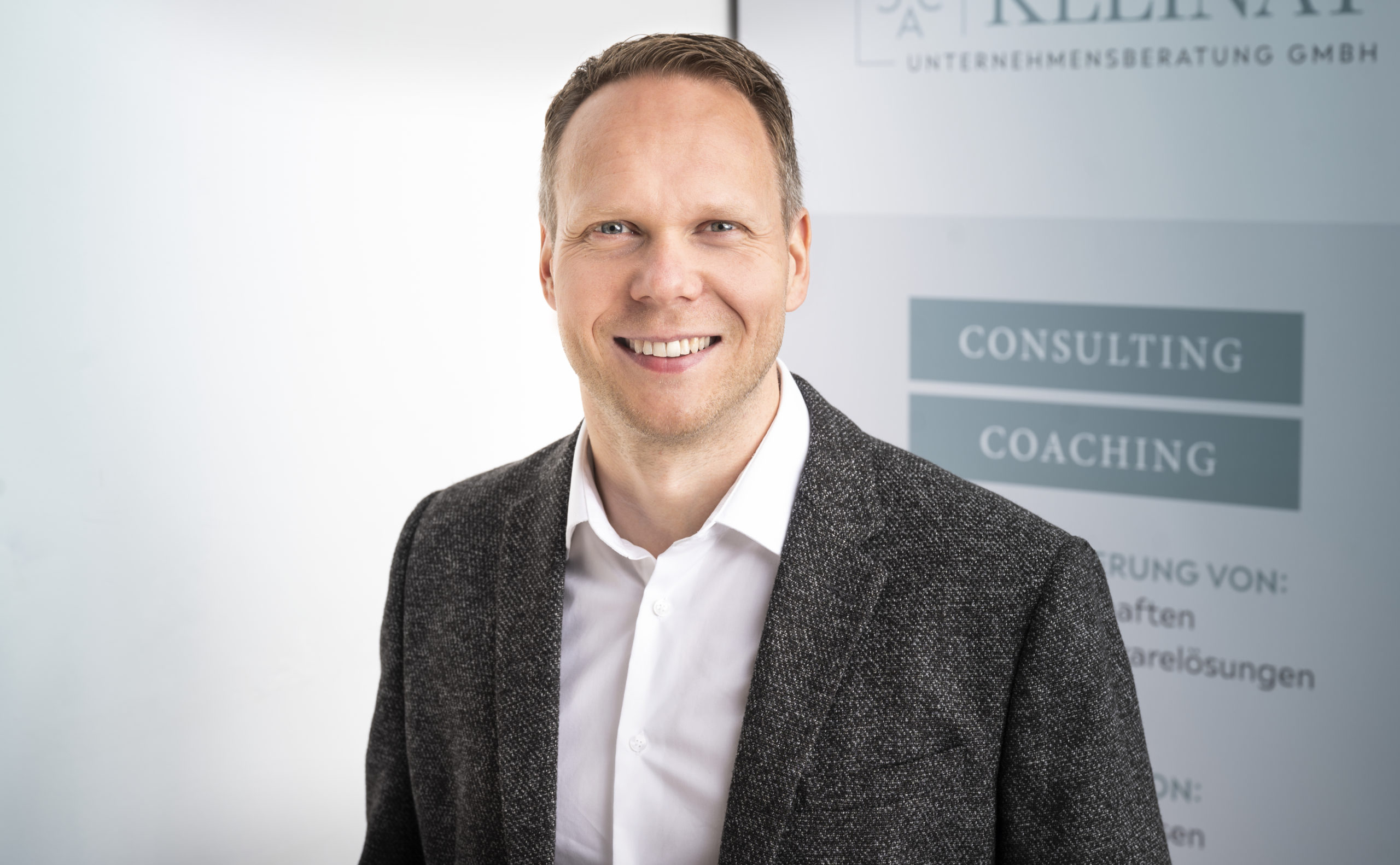 Jens Kleinat vor einem Aufsteller