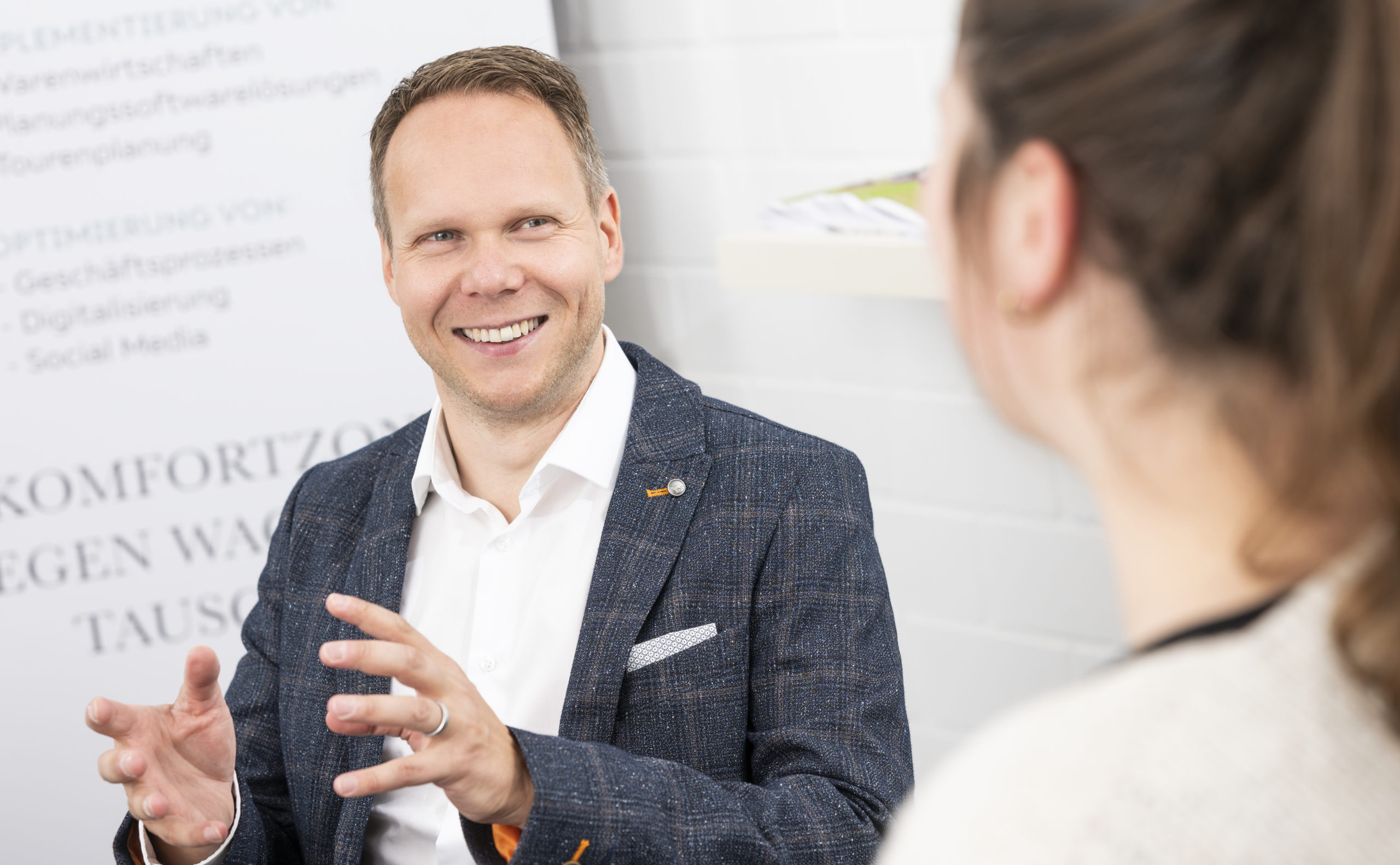 Jens Kleinat im Gespräch mit einer Klientin