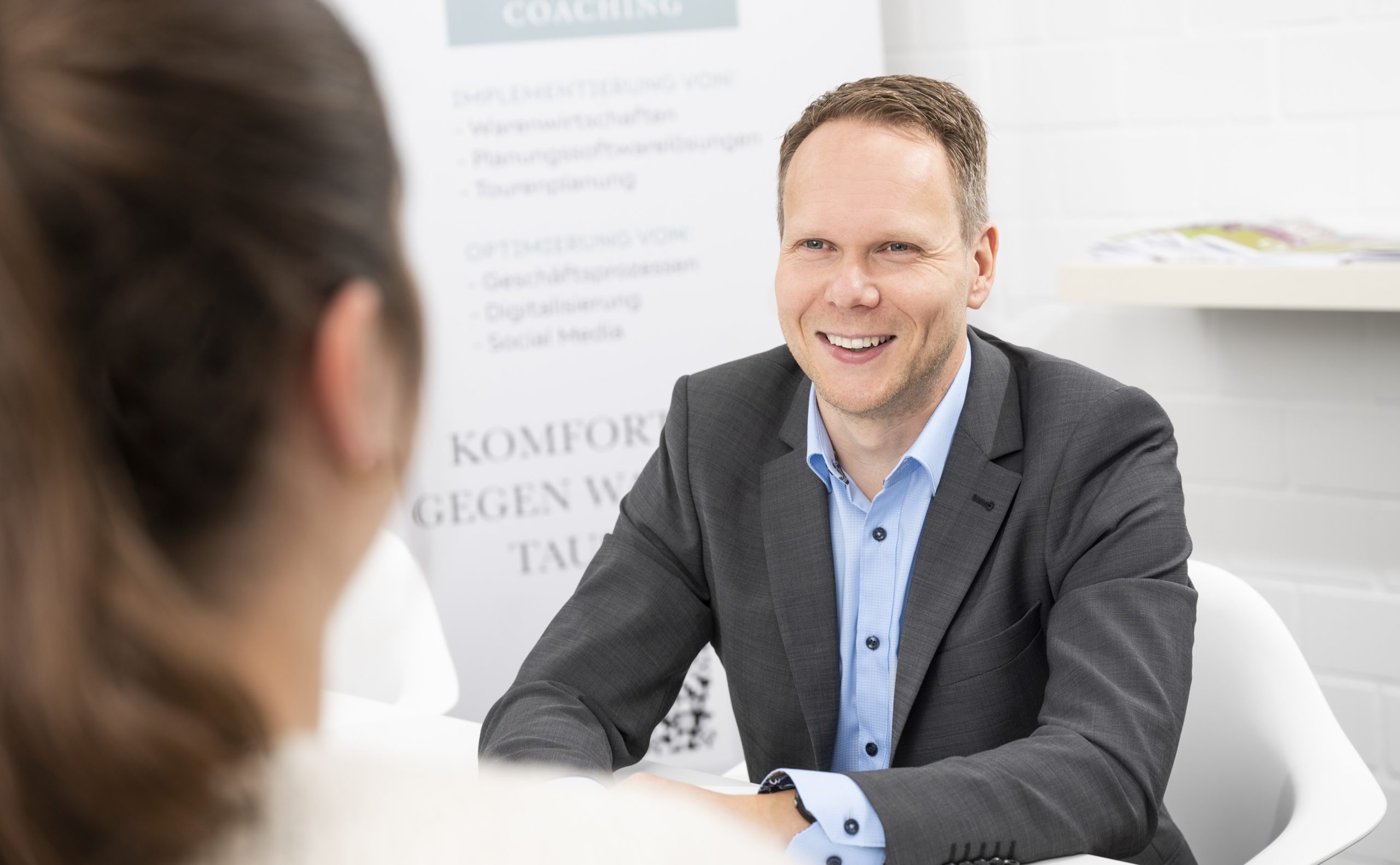 Jens Kleinat im Gespräch mit einer Klientin